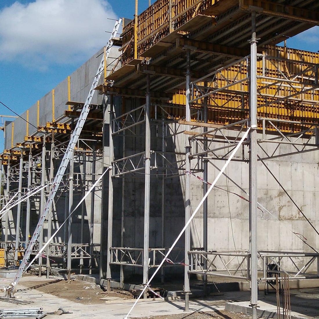 Estructura de hormigón armado con encofrados metálicos
