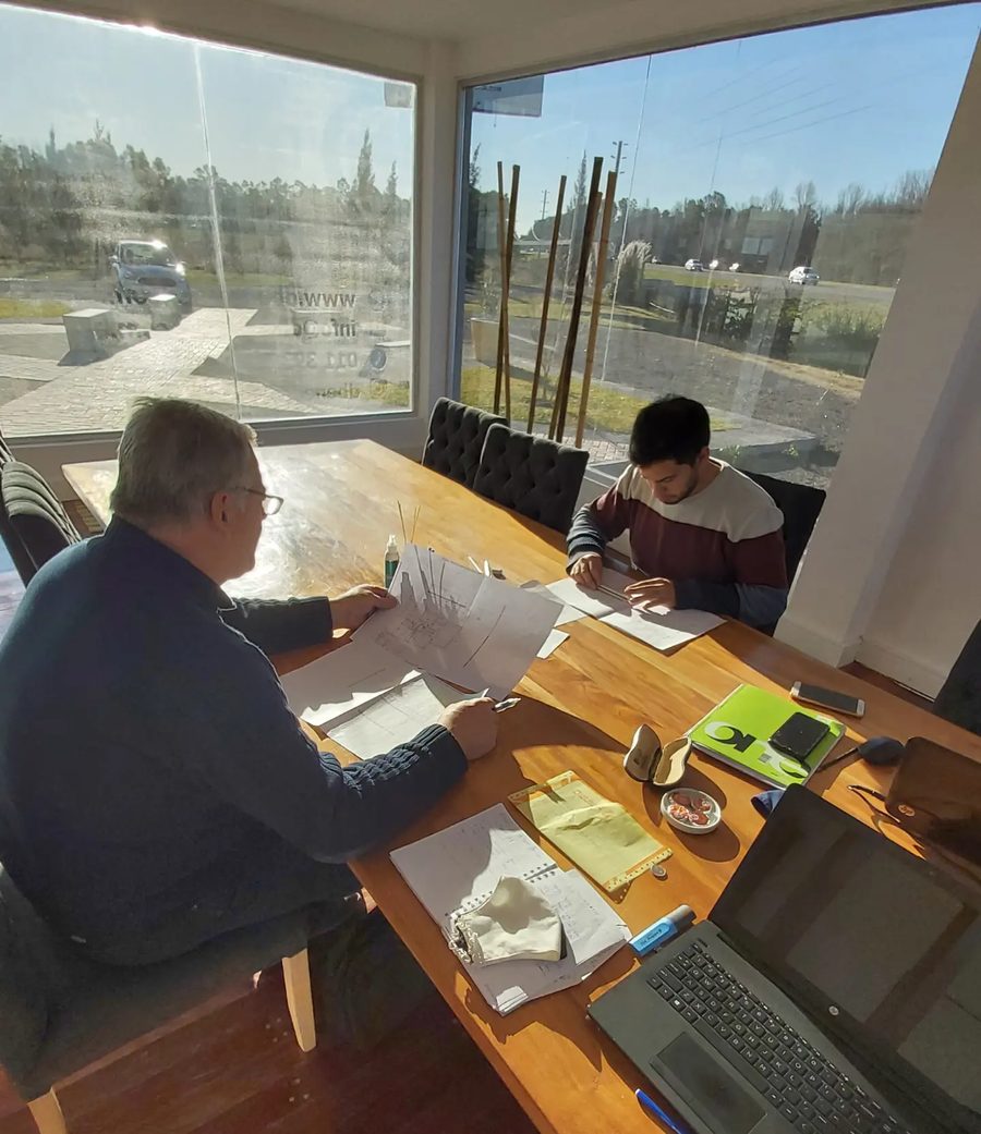 Equipo de D’Benedetto trabajando sobre planos